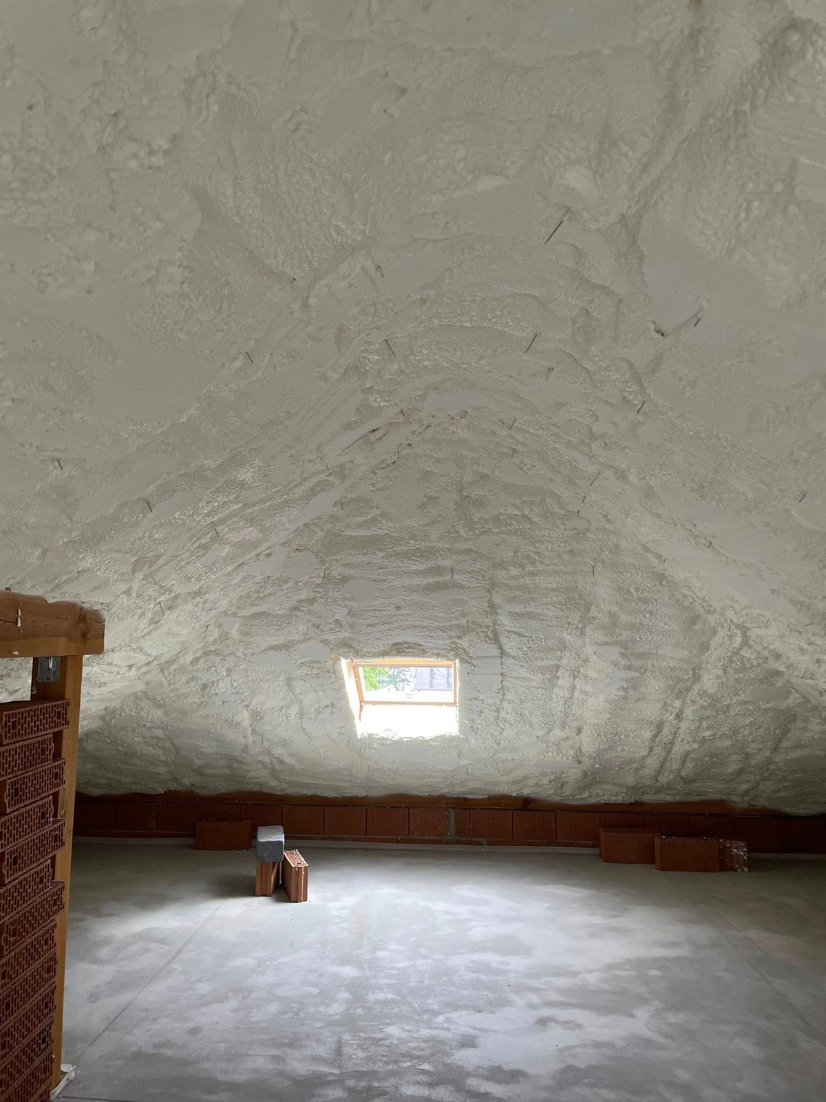 Ocieplanie pianą PUR – profesjonalny sprzęt natryskowy