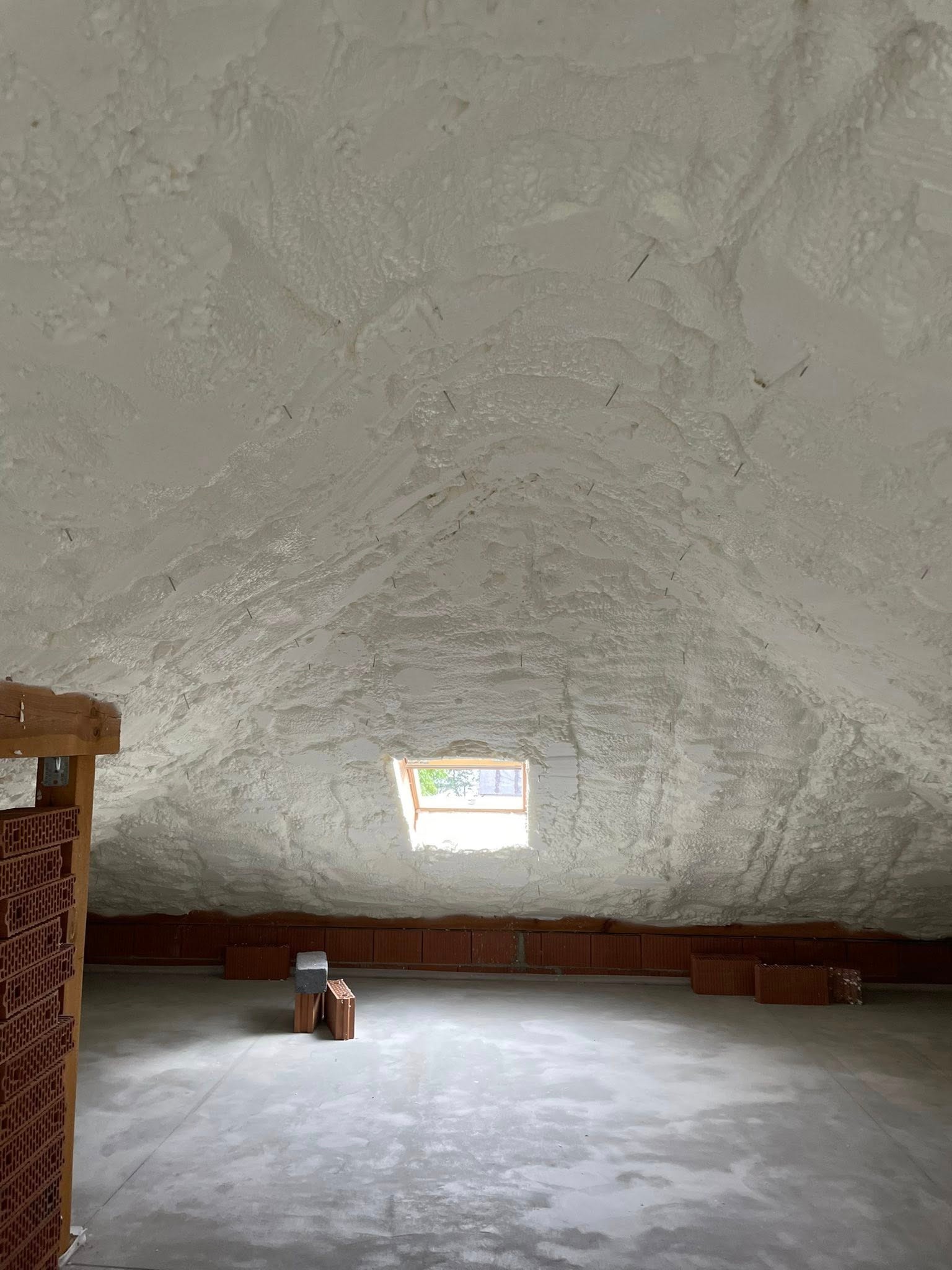 Natrysk piani PUR na poddasze – ocieplanie domu